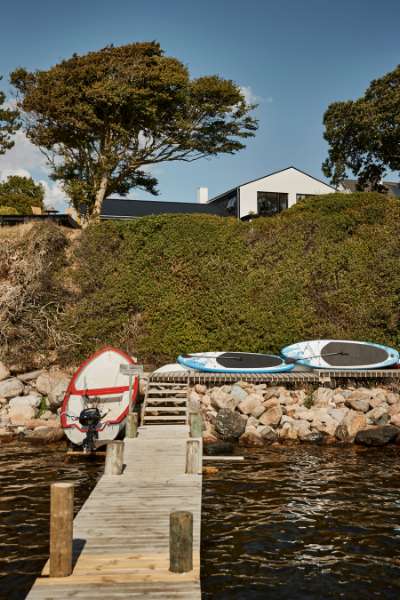 A very fine roof and façade solution on Funen, Strandvej 54B, Ballen, 5762 Vester Skerninge